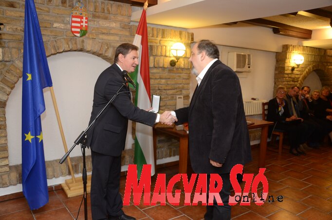Magyarország szabadkai főkonzulja, dr. Babity János átadja a kitüntetést dr. Mészáros Zoltánnak Magyarország szabadkai főkonzulja, dr. Babity János átadja a kitüntetést dr. Mészáros Zoltánnak