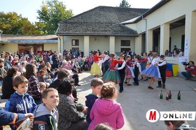 Sokszínű kavalkád a kishegyesi iskola udvarán