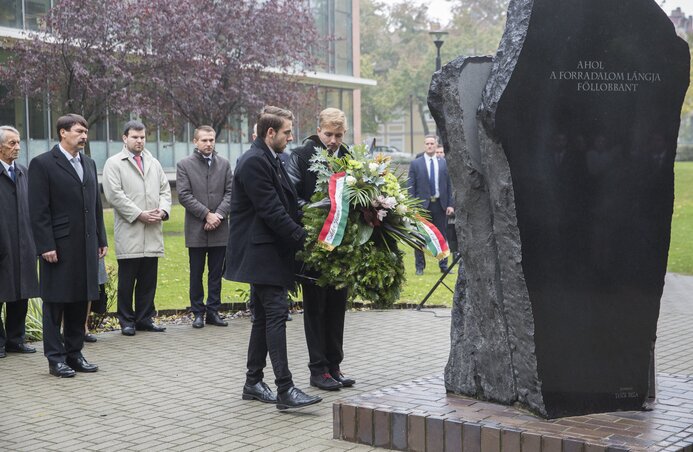 Áder János (b2) megkoszorúzza a Magyar Egyetemek és Főiskolák Egyesületeinek Szövetsége (MEFESZ) emlékművét. Az 1956-os forradalom és szabadságharc szegedi egyetemi eseményeire emlékező jubileumi ünnepség a 60. évforduló országos rendezvénysorozatának nyitó eseménye
