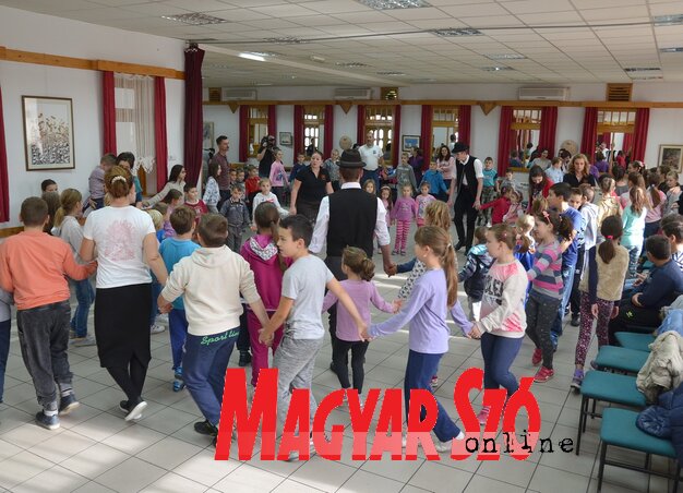 Közös tánccal kezdődött a műhelymunka (Lakatos János felvétele)