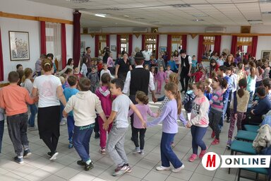 Közös tánccal kezdődött a műhelymunka (Lakatos János felvétele)