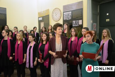 Barlai Edit és Gombár Szeréna, háttérben a zeneiskola középiskolás kórusa (Fotó: Molnár Edvárd)