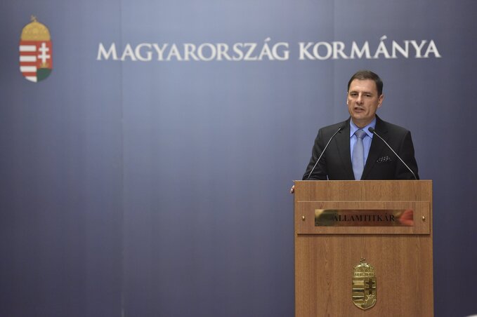 Tuzson Bence kormányzati kommunikációért felelős államtitkár sajtótájékoztatót tart (Fotó: MTI)