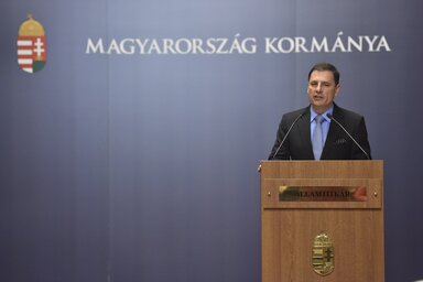 Tuzson Bence kormányzati kommunikációért felelős államtitkár sajtótájékoztatót tart (Fotó: MTI)