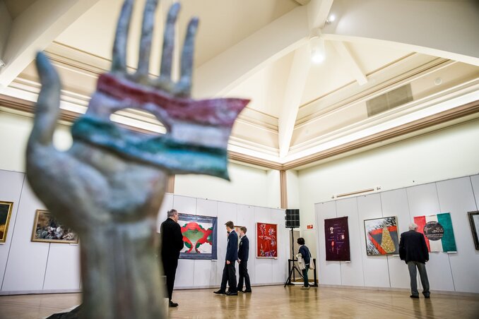 Látogatók a Magyar Művészeti Akadémia (MMA) Októberi emlékezés című kiállításán a Pesti Vigadóban (Fotó: MTI)