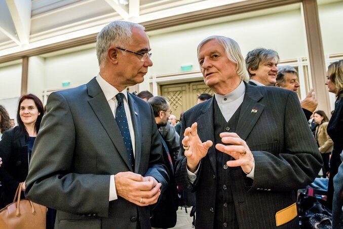 Balog Zoltán, az emberi erőforrások minisztere és Fekete György, a Magyar Művészeti Akadémia (MMA) elnöke a kiállítás megnyitóján (Fotó: MTI)