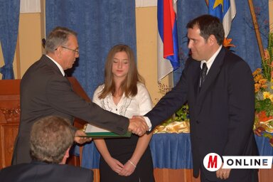 Felsőzsolca polgármesterétől Sárkány Klaudia vehette át a jutalmat (Puskás Károly felvétele)