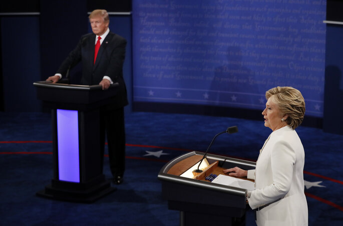 Donald Trumpnak ezúttal sem sikerül kibillentenie Hillary Clintont méltóságteljes nyugalmából (Beta/AP) Donald Trumpnak ezúttal sem sikerül kibillentenie Hillary Clintont méltóságteljes nyugalmából (Beta/AP)