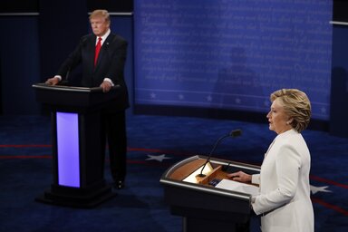 Donald Trumpnak ezúttal sem sikerül kibillentenie Hillary Clintont méltóságteljes nyugalmából (Beta/AP)