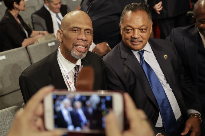 A nézők között számos híresség bukkant fel, köztük Kareem Abdul-Jabbar, az egykori NBA-sztárjátékos is. Mellette Jesse Jackson, civiljogi aktivista, aki 1984-ben és 1988-ban a Demokrata Párt elnökjelöltjei közt volt (Beta/AP) A nézők között számos híresség bukkant fel, köztük Kareem Abdul-Jabbar, az egykori NBA-sztárjátékos is. Mellette Jesse Jackson, civiljogi aktivista, aki 1984-ben és 1988-ban a Demokrata Párt elnökjelöltjei közt volt (Beta/AP)
