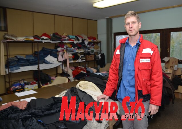 Fontányi Andor a Vöröskereszt ruharaktárában (Lakatos János felvétele)