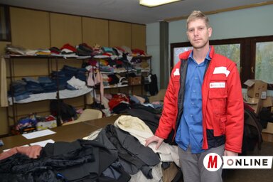 Fontányi Andor a Vöröskereszt ruharaktárában (Lakatos János felvétele)