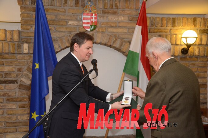 Ladóczki Gábor átveszi a kitüntetést dr. Babity János főkonzultól (Molnár Edvárd felvétele) Ladóczki Gábor átveszi a kitüntetést dr. Babity János főkonzultól (Molnár Edvárd felvétele)