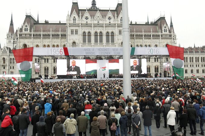 A kormányfő nagy tömeg előtt mondta el ünnepi beszédét