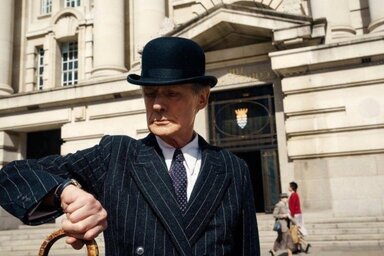 Jelenet a Living című alkotásból, Bill Nighy a londoni bürokrácia hivatalnokaként