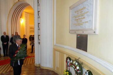 Az egybegyűltek megkoszorúzták a dr. Rajki Márton tiszteletére állított emléktáblát