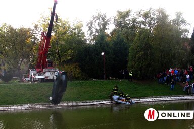 Emelődaruval húzták ki a járművet (Kép: Kecskés István)
