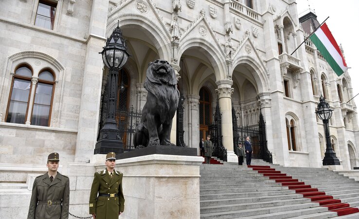 Félárbocra engedik Magyarország zászlóját a Kossuth téri sortűz áldozatainak emlékére (Fotó: MTI–Illyés Tibor)