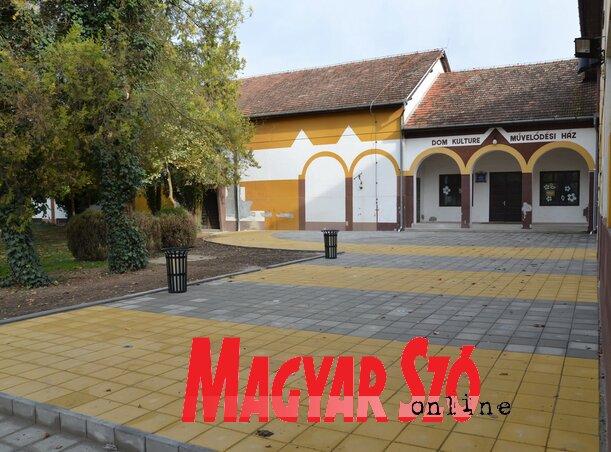 Szürke és sárga térkövek borítják a főtér elkészült részét (Lakatos János felvétele)