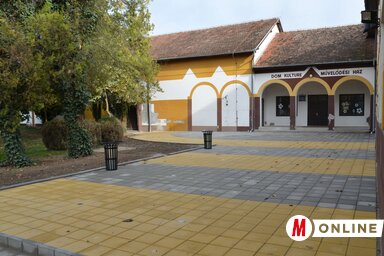 Szürke és sárga térkövek borítják a főtér elkészült részét (Lakatos János felvétele)