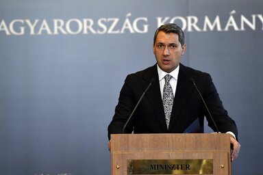Lázár János, a Miniszterelnökséget vezető miniszter sajtótájékoztatóját tartja (Fotó: MTI)