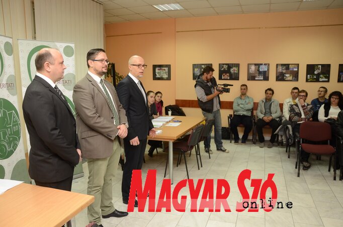 Juhász Bálint (középütt) köszöntötte a támogatottakat (Molnár Edvárd felvétele)