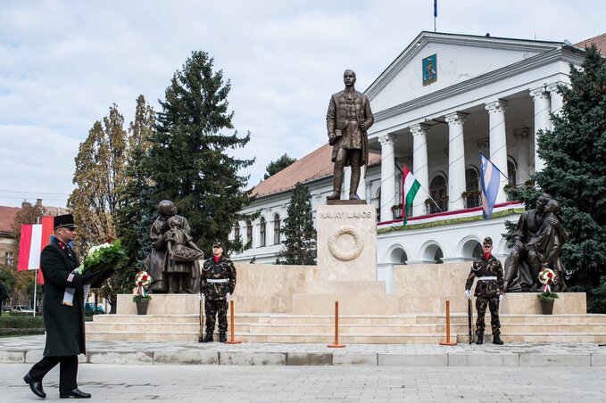 Koszorúzás Návay Lajos vértanúhalált halt magyar politikus lerombolt szobrának újraállításán (Fotó: MTI–Ujvári Sándor)