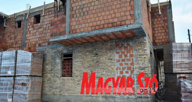 Novemberben kezdik a város területén törvénytelenül felépített ingatlanok, objektumok eltávolítását (Ótos András felvétele)