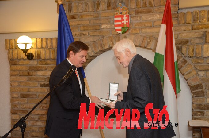Dr. Babity János, Magyarország szabadkai főkonzulja nyújtotta át a Magyar Érdemrend Lovagkeresztet a kitüntetettnek (Molnár Edvárd felvétele) Dr. Babity János, Magyarország szabadkai főkonzulja nyújtotta át a Magyar Érdemrend Lovagkeresztet a kitüntetettnek (Molnár Edvárd felvétele)