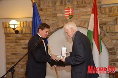 Dr. Babity János, Magyarország szabadkai főkonzulja nyújtotta át a Magyar Érdemrend Lovagkeresztet a kitüntetettnek (Molnár Edvárd felvétele)