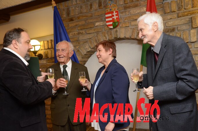 Dr. Mészáros Zoltán, Ladóczki Gábor, Mihályi Katalin, és Faragó Árpád a szabadkai magyar főkonzulátuson (Molnár Edvárd felvétele) Dr. Mészáros Zoltán, Ladóczki Gábor, Mihályi Katalin, és Faragó Árpád a szabadkai magyar főkonzulátuson (Molnár Edvárd felvétele)