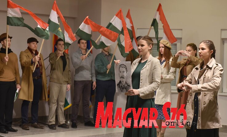 Az Európa Kollégium lakóinak előadása (Fotó: Ótos András)