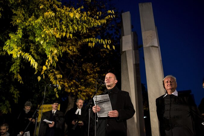 Fischl Vilmos, a MEÖT főtitkára áldást mond a budapesti megemlékezésen, mellette jobbról Huszár Pál (Fotó: MTI)