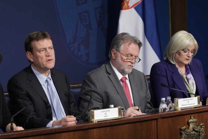 James Roef, az IMF küldöttségvezetője, Dušan Vujović pénzügyminiszter és Jorgovanka Tabaković bankkormányzó a tegnapi belgrádi sajtótájékoztatón (Beta)