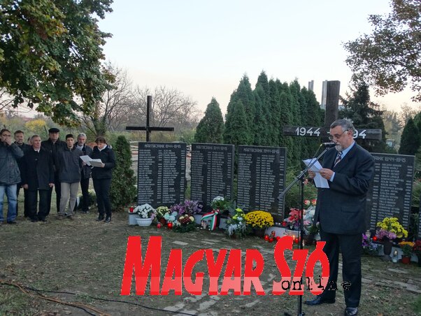 Gusztony András megemlékező beszédét mondja a temerini tömegsírnál (Góbor Béla felvétele) Gusztony András megemlékező beszédét mondja a temerini tömegsírnál (Góbor Béla felvétele)