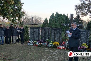 Gusztony András megemlékező beszédét mondja a temerini tömegsírnál (Góbor Béla felvétele)