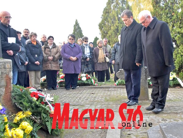 Perpauer Attila és Hajnal Jenő az MNT nevében helyezte el a koszorút (Gergely Árpád felvétele)