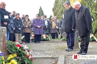 Perpauer Attila és Hajnal Jenő az MNT nevében helyezte el a koszorút (Gergely Árpád felvétele)