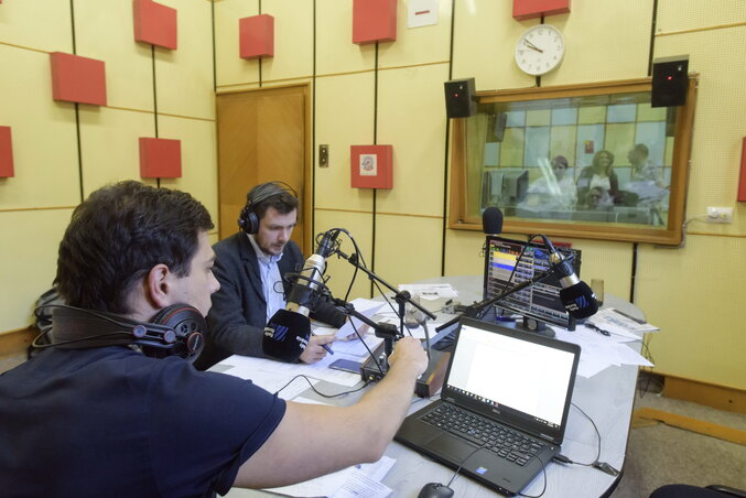 Folyik a munka a Kolozsvári Rádió stúdiójában (Fotó: MTI)