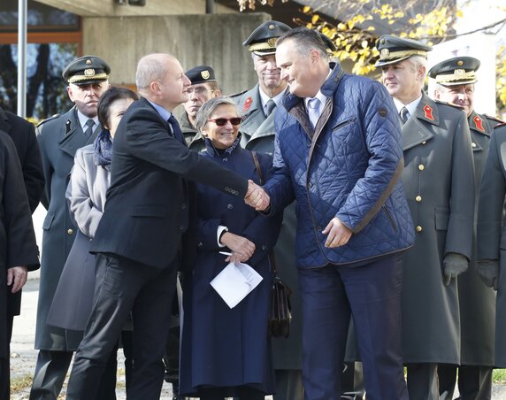 Simicskó István és Hans Peter Doskozil kezet fog (Fotó: MTI)