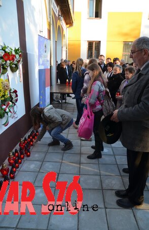 Az emlékezők mécsest helyeztek el az emléktábla elé (Lakatos János felvétele)