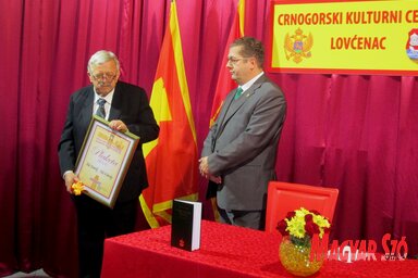 Pál Károly az elismeréssel, mellette Nenad Stevović (Tóth Péter felvétele)