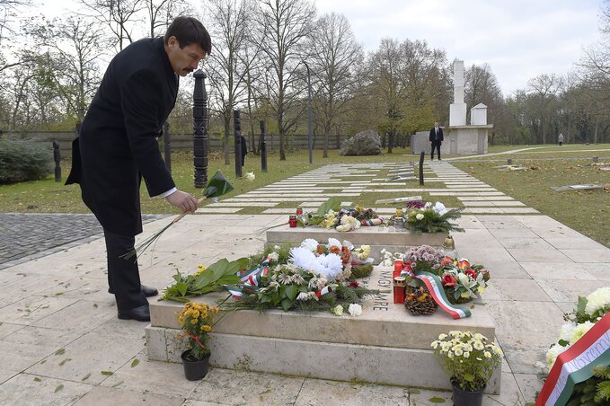 Áder János virágot helyez Nagy Imre sírjára (Fotó: MTI)