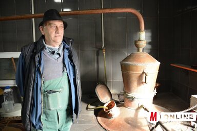Pulai József szenttamási vállalkozó az egyik kazán mellett (Paraczky László felvétele)