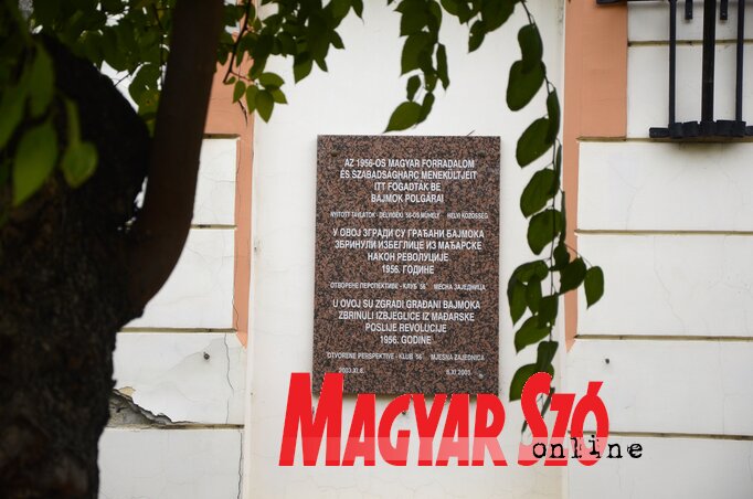 Bajmokon a községháza falán áll az emléktábla (Molnár Edvárd felvétele) Bajmokon a községháza falán áll az emléktábla (Molnár Edvárd felvétele)
