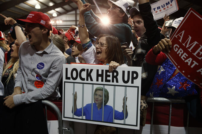Trump-támogatók tegnap a virginiai Leesburgban tartott kampányfinisben ismét Hillary bebörtönzésére aludáló panókkal vonultak fel (Fotó: Beta/AP) Trump-támogatók tegnap a virginiai Leesburgban tartott kampányfinisben ismét Hillary bebörtönzésére aludáló panókkal vonultak fel (Fotó: Beta/AP)