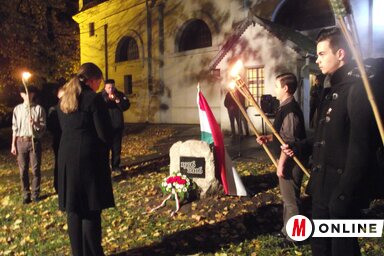A felavatott emlékjelhez a szabadkai főkonzulátus nevében Madarász Bernadett helyezett el koszorút (Herceg Elizabetta felvétele)