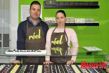 Lengyel István és Erdélyi Csilla a bolt igen gazdag csokoládébonbon-kínálatát mutatja (Máriás Endre felvétele)