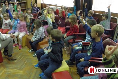 Az óvodások szívesen jönnek a könyvtárba (Homolya Horváth Ágnes felvétele)