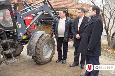 Szabó Szabolcs gazda a körbálázáshoz vásárolt felszerelést a támogatásból (Puskás Károly felvétele)